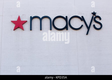 Harrisburg, PA - 1 janvier 2017 : Macy's store logo signe. Macy's est un milieu de gamme à haut de gamme chaîne de grands magasins en Amérique. Banque D'Images