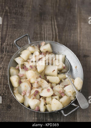 Rustique allemand de pommes de terre poêlées bratkartoffeln Banque D'Images