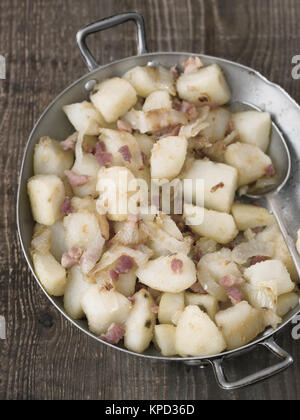 Rustique allemand de pommes de terre poêlées bratkartoffeln Banque D'Images