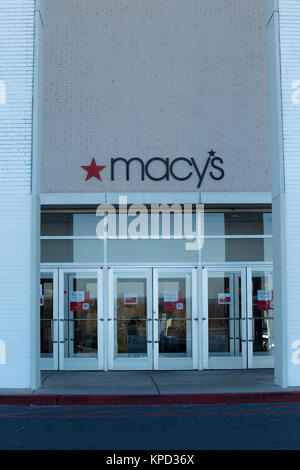 Harrisburg, PA - 1 janvier 2017 : l'entrée du magasin Macy's. Macy's est un milieu de gamme à haut de gamme chaîne de grands magasins en Amérique. Banque D'Images