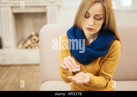 Femme blonde malade prendre des pilules Banque D'Images
