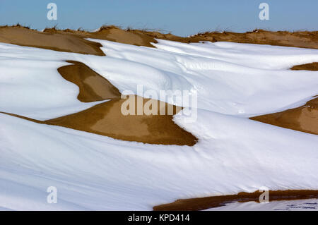 Dunes de sable couvertes de neige et de clôtures à Provincetown, Massachusetts à Cape Cod, Cape Cod National Seashore, USA Banque D'Images