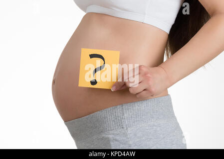 Pregnant Woman Holding Paper avec point d'interrogation Banque D'Images