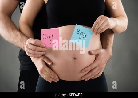 Expecting Couple Holding Paper With Boy and Girl Text Banque D'Images