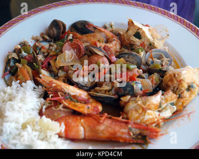 Un repas traditionnel portugais Cataplana de fruits de mer. Banque D'Images