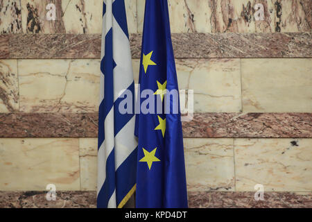 Les drapeaux de la Grèce et de l'Union européenne, dans la salle plénière du Parlement grec, à Athènes, Grèce. Banque D'Images