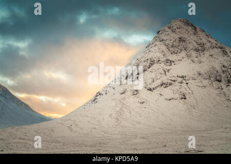 Buachaille Etive Mor vue de Glencoe, la neige en hiver Banque D'Images