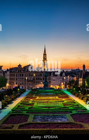 Tour de la Mairie (Hôtel de Ville) (contexte), de jardins au Monts des arts (premier plan), Bruxelles, Belgique Banque D'Images