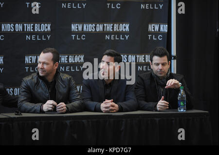 NEW YORK, NY - 20 janvier : Joey MCINTYRE, Donnie Wahlberg, Danny Wood, Jordan Knight et Jonathan Knight, de nouveaux enfants sur le bloc posent pour une photo lors d'une conférence de presse au Madison Square Garden le 20 janvier 2015 à New York City People : New Kids on The Block Banque D'Images