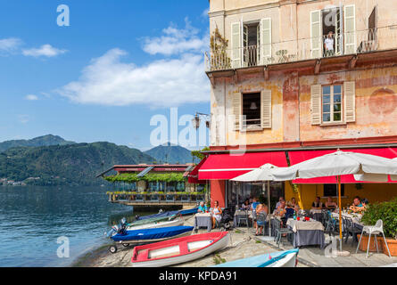 Restaurant au bord du lac de Orta San Giulio, lac d'Orta, les lacs italiens, Piémont, Italie Banque D'Images