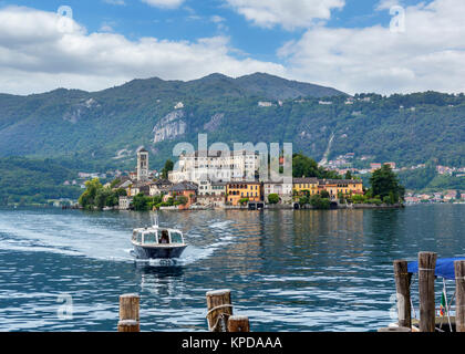 Boat Service public de transport de passagers entre Orta San Giulio et Isola San Giulio (au loin), lac d'Orta, les lacs italiens, Piémont, Italie Banque D'Images