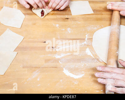 Femme de rouleaux sur la pâte pour table de quenelles Banque D'Images