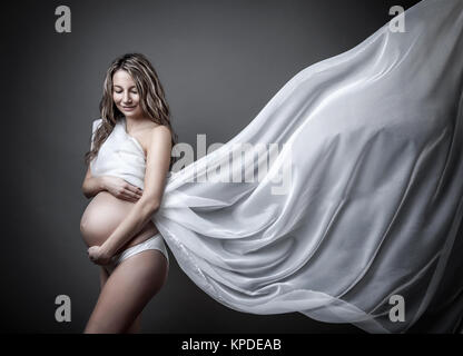 Portrait d'une femme enceinte enveloppée de tissu Banque D'Images