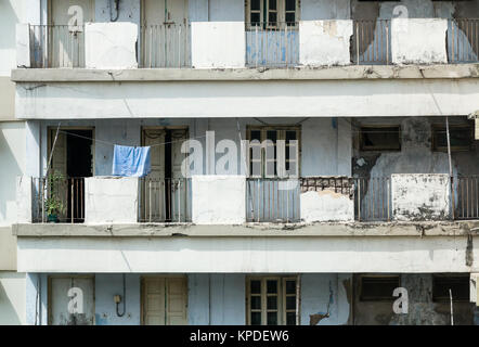Logements sordides à Calcutta (Kolkata) en Inde. L'appartement abandonné blocs sont toujours les familles. Banque D'Images
