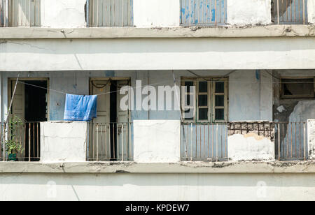 Familles démunies vivent toujours dans l'abandon à proximité de blocs appartement à Calcutta ( Inde Kolkata). Banque D'Images