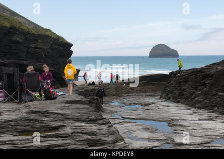 Plage des roches et de Trebarwith Strand. Quelques vacanciers sur les rochers au-dessus de la plage Banque D'Images