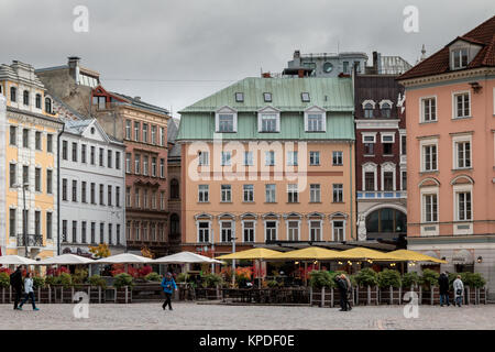 Riga : cafés en plein air dans Central Square Riga, Lettonie sous un ciel d'orage Banque D'Images