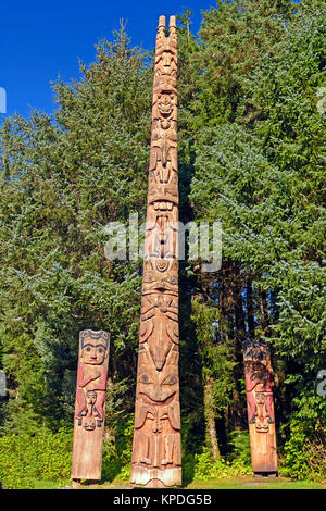 Totems dans une région côtière de préserver dans le parc historique national de Sitka en Alaska Banque D'Images