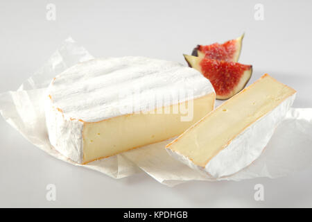 Crémeux doux mûri French Camembert fromage fait avec le lait complet et originaire de Normandie, servi sur une serviette en papier blanc avec des figues violettes juteux mûr Banque D'Images