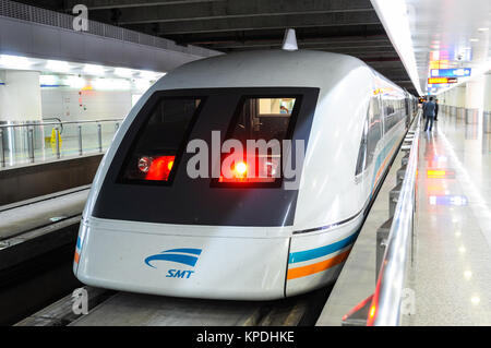Shanghai Maglev Train - un train Maglev est prête à partir de la plate-forme à l'Aéroport International de Pudong à Shanghai, Chine. Banque D'Images