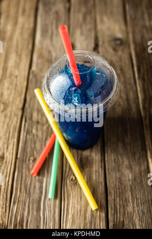 Frozen blue slushie dans tasse en plastique avec paille Banque D'Images