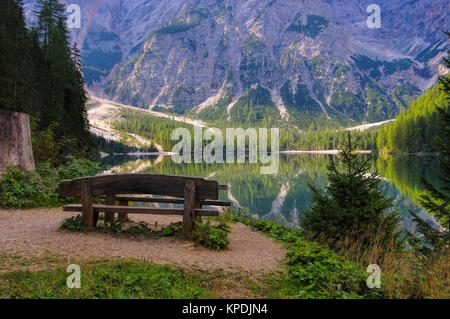 Pragser Wildsee in den Dolomiten - Lac Prags à Dolomites Banque D'Images