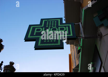 Green Cross Neon Sign Banque D'Images