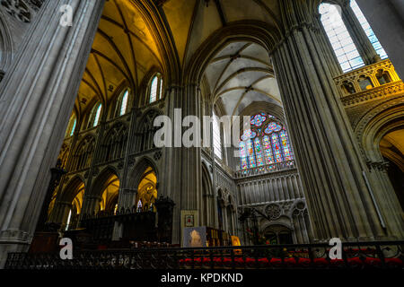 L'intérieur du transept, nef, déambulatoire de la cathédrale de Bayeux en Normandie France avec de beaux vitraux gothiques Banque D'Images