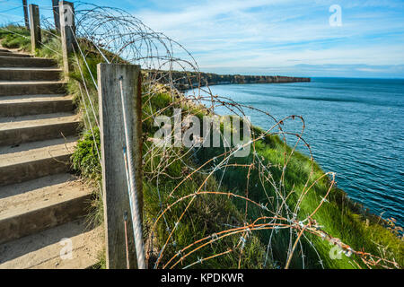 La côte de la Normandie France, la Pointe du Hoc où les forces alliées face aux Allemands pendant la Seconde Guerre mondiale, avec des barbelés, les falaises et la mer Banque D'Images