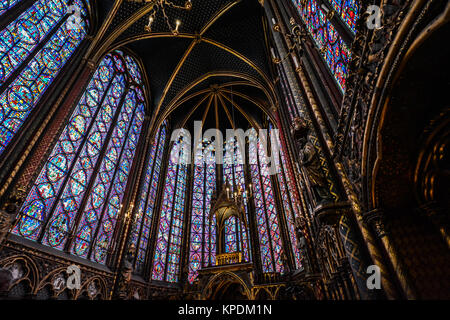 Une partie du vitrail à l'intérieur de la Sainte-Chapelle, la chapelle royale gothique sur l'ile de la Cité à Paris France Banque D'Images