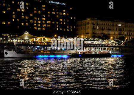 Une fin de nuit dîner-croisière Bateau de partie sur le Danube à Budapest Hongrie Banque D'Images