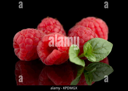 Les framboises avec des feuilles Banque D'Images