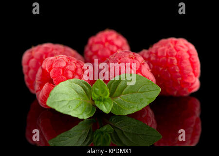 Les framboises avec des feuilles Banque D'Images