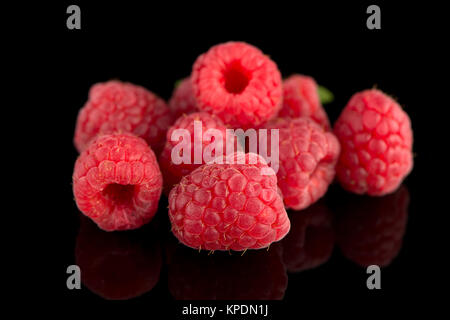 Les framboises avec des feuilles Banque D'Images