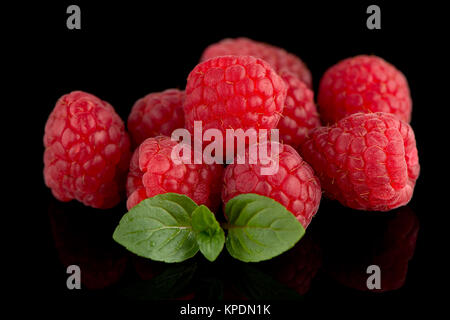 Les framboises avec des feuilles Banque D'Images