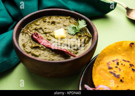 Sarson ka saag makki ki roti populaires du nord de l'Inde menu principal généralement préparés en hiver Banque D'Images