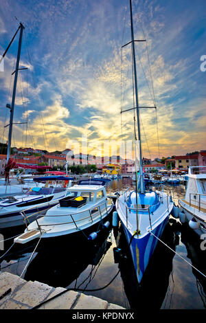 Sali village coucher de soleil dans le port vue verticale Banque D'Images