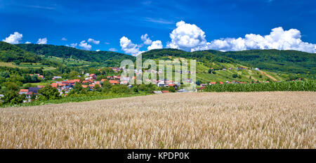 Paysage agricole et par le village hill Banque D'Images