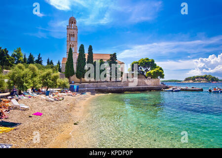 L'île de Hvar et plage turquoise stone church Banque D'Images