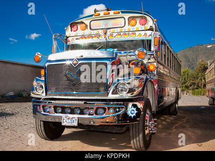 ANTIGUA,GUATEMALA -DEC 25,2015:poulet guatémaltèque typique en bus Antigua, Guatemala le Déc 25, 2015 bus de poulet.C'est un nom de couleur, modification et Banque D'Images