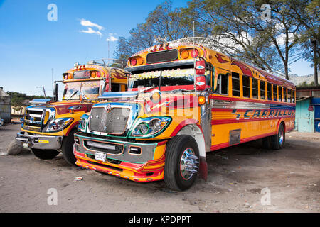 ANTIGUA,GUATEMALA -déc 25, 2015 : bus de poulet guatémaltèque typique à Antigua, Guatemala le Déc 25, 2015. Bus de poulet c'est un nom de couleur, modification Banque D'Images