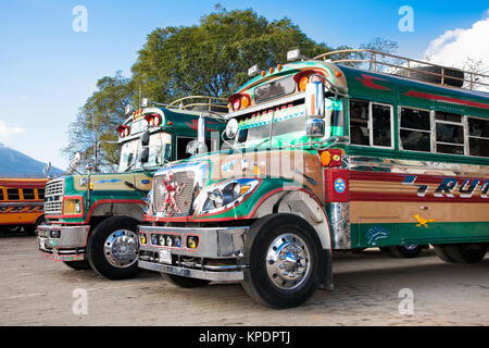 ANTIGUA,GUATEMALA -déc 25, 2015 : bus de poulet guatémaltèque typique à Antigua, Guatemala le Déc 25, 2015. Bus de poulet c'est un nom de couleur, modification Banque D'Images