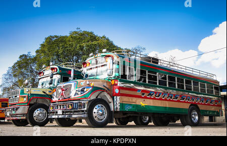 ANTIGUA,GUATEMALA -DEC 25,2015:poulet guatémaltèque typique en bus Antigua, Guatemala le Déc 25, 2015 bus de poulet.C'est un nom de couleur, modification et Banque D'Images