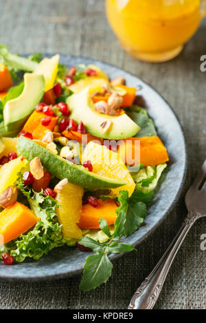 Salade de courge d'hiver avec les oranges, les avocats et les arilles de Grenade Banque D'Images