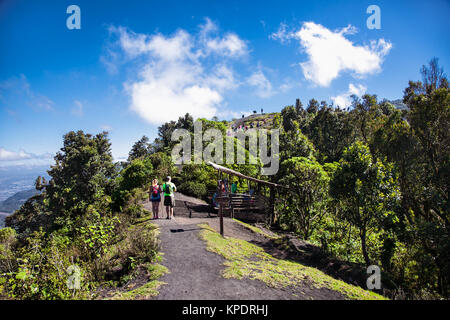 Les touristes à pied sur les volcans regia près de Antigua, Guatemala. Banque D'Images