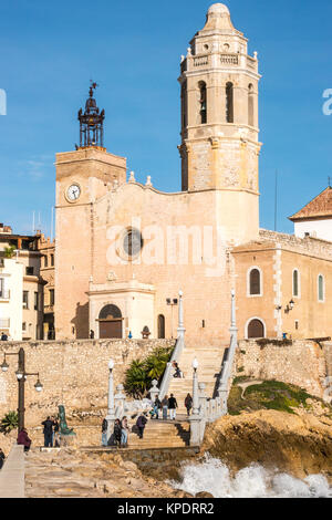 Sitges, Espagne - 5 janvier, 2014 : Avis sur une journée ensoleillée de la célèbre Sitges (Espagne) Église de San Bartolomé et Santa Tecla. Banque D'Images