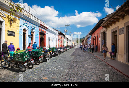 ANTIGUA, GUATEMALA-DEC 27, 2015 : rue principale avec la population locale et les maisons coloniales d'Antigua le Déc 27, 2015. Le Guatemala. La ville historique d'Antigua-i Banque D'Images