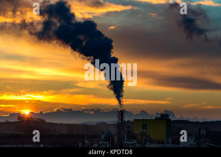 Sunrise silhouette de fumeurs factory Banque D'Images