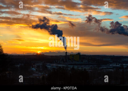 Sunrise silhouette de fumeurs factory Banque D'Images