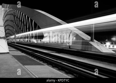 Vue de nuit sur le pont de Troja, Prague Banque D'Images